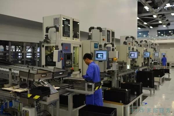 人生就是博四方智能制造领导陪同客户参观西门子工业自动化产品生产及研发基地